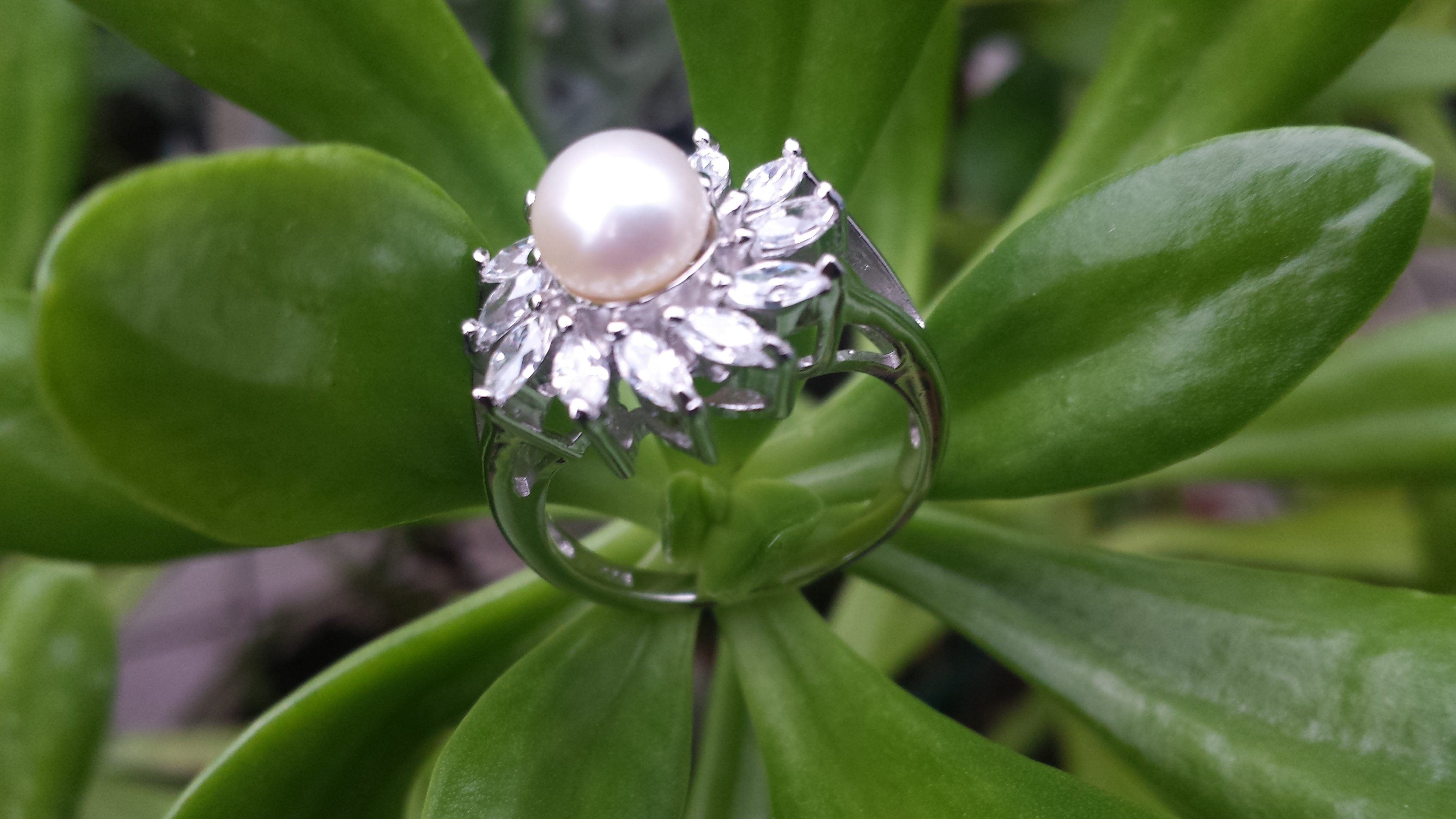 GORGEOUS FRESHWATER PEARL RING WITH 925 STERLING SILVER. 4G